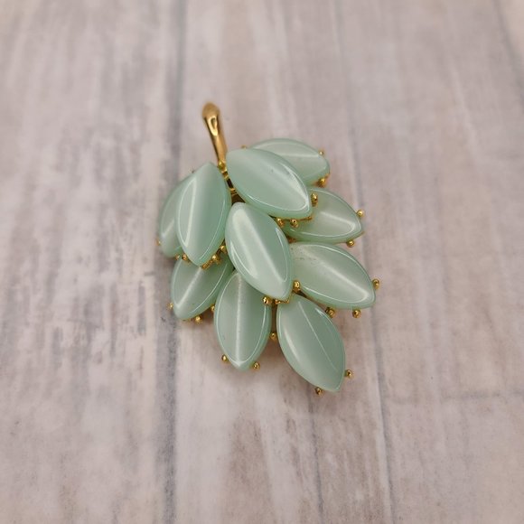 Moonglow Lucite Spring Green Leaf Brooch Pin. Vintage Pinup Retro - Picture 2 of 6
